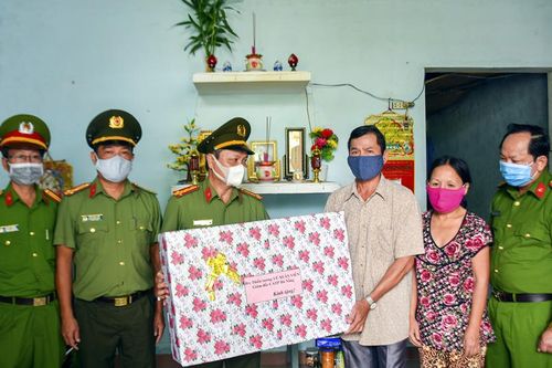 Trao quà của Thiếu tướng Vũ Xuân Viên cho gia đình chính sách