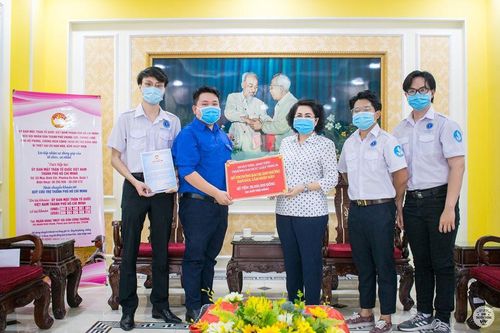 Sinh viên góp 30 triệu đồng ủng hộ người dân miền Tây chống hạn, mặn