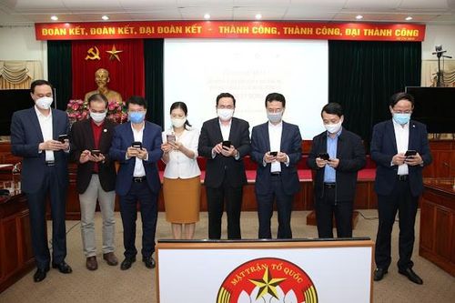 Trao 100 tỷ đồng tiền ủng hộ qua nhắn tin cho Bộ Y tế
