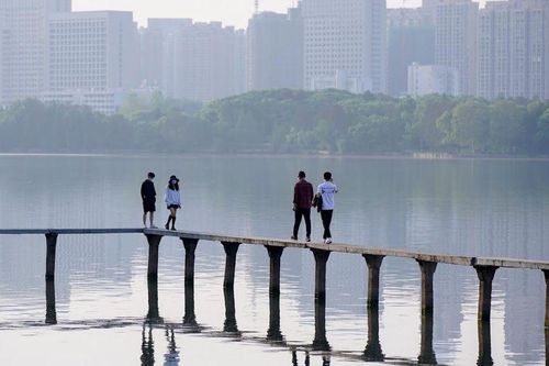 Cuộc sống ở Vũ Hán trước và sau khi dỡ lệnh phong tỏa do dịch Covid-19