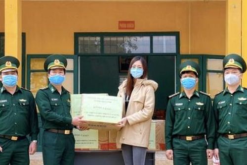 Hoa hậu Lương Thùy Linh 'tiếp sức mùa dịch' tại quê nhà
