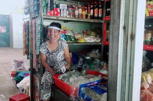 Sản xuất mặt nạ che giọt bắn tặng các tiểu thương mùa Covid-19