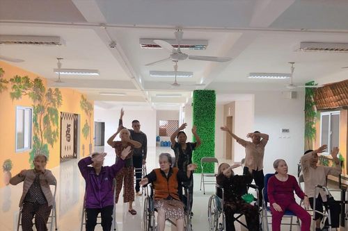 Vắc-xin chống Cô-vít ở trung tâm dưỡng lão