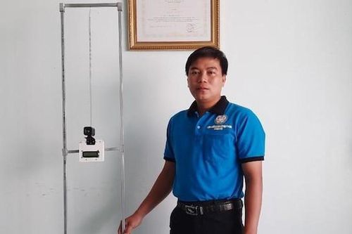 Thầy giáo sáng chế máy đo thân nhiệt thông minh