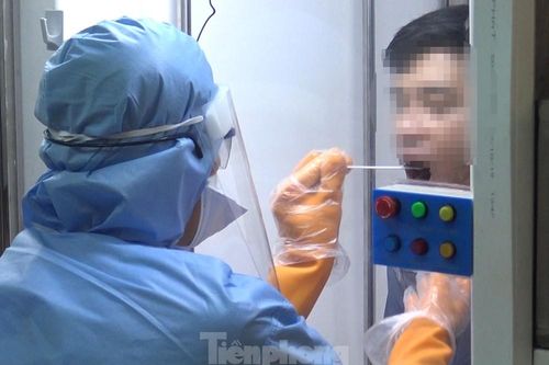 Cận cảnh quy trình lấy mẫu xét nghiệm SARS-CoV-2 bằng cabin tự chế của bác sĩ