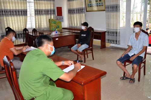 Bắt giữ 15 con bạc đang mải mê sát phạt bất chấp lệnh cách ly xã hội