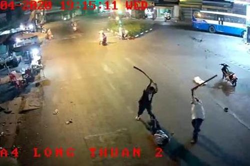 Mâu thuẫn tiền bạc, chém người dã man giữa phố