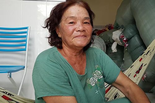 Sinh viên, công nhân mừng rơi nước mắt khi bà chủ nhà trọ miễn tiền thuê phòng