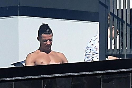 Ronaldo chán dịch Covid-19, dọn đến… làng chài ở