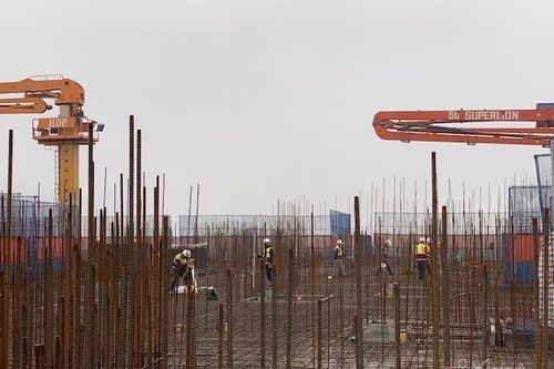 Sau lệnh 'đóng cửa', một số công trình xây dựng rục rịch thi công trở lại