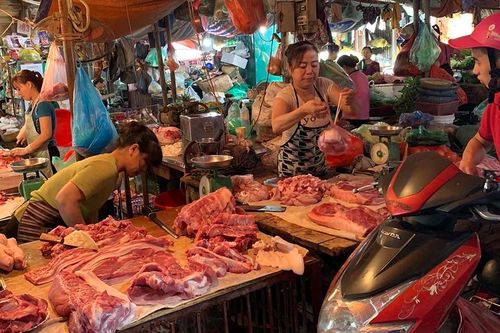 Thịt lợn từ chuồng ra chợ, dân buôn một ngày 'ăn' ngay 3,5 triệu/con