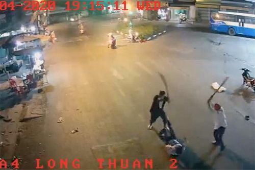 Bắt 2 kẻ chém người đàn ông dã man trước cây xăng