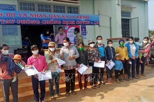 Chung tay giúp đỡ người dân vùng sâu, vùng dân tộc thiểu số vượt qua khó khăn