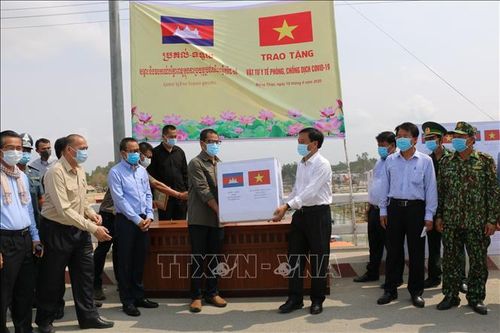 Hỗ trợ tỉnh Pray Veng (Campuchia) vật tư y tế phòng, chống dịch COVID-19