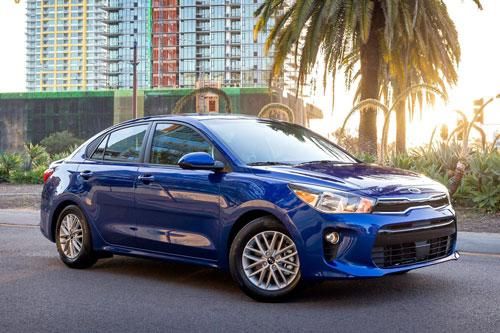 Hyundai Accent bị Kia Rio cho 'ngửi khói'