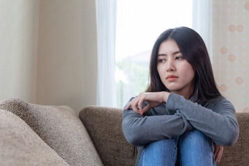Đêm hôm khuya khoắt, vợ chồng tôi hốt hoảng khi thấy bố chồng ôm đồ đứng trước cửa nhà trong bộ dạng rũ rượi và hai mắt đỏ hoe