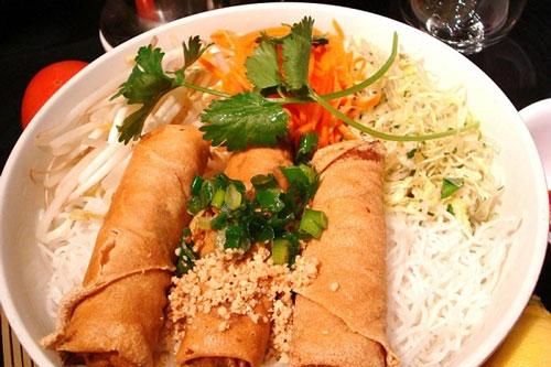 Bữa sáng ngon miệng, nhanh gọn với bún chả giò