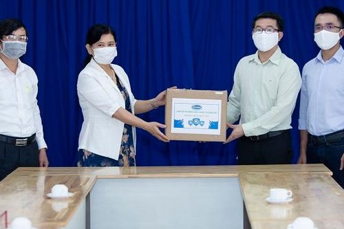 Vinamilk ủng hộ 15 tỷ đồng cho các đơn vị tuyến đầu chống dịch Covid-19