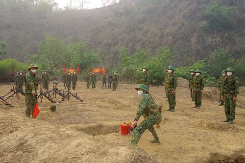Trên thao trường huấn luyện tân binh