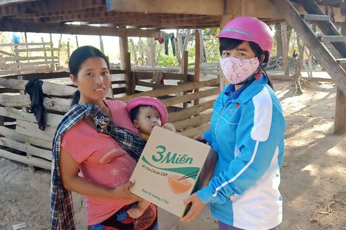 Thị đoàn Ayun Pa vận động góp 200 thùng mì tôm phòng, chống dịch Covid-19