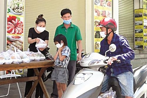 Tình người trong mùa dịch