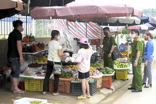 Tân Sơn: Xử phạt 9 trường hợp không đeo khẩu trang tại nơi công cộng