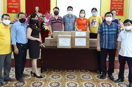 Công ty Dược phẩm Dũng Bích tặng vật tư y tế phòng, chống Covid-19 cho UBND phường Tân Quang