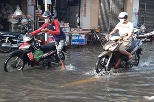 Triều cường lên cao khiến thị trấn Mỹ Xuyên ở Sóc Trăng bị ngập