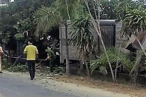 Xe tải lao vào 3 người đi bộ tập thể dục rồi tông sập hiên nhà bên đường