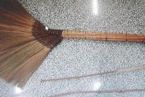 Dùng chổi đánh con gái dẫn đến thương tích phải nhập viện