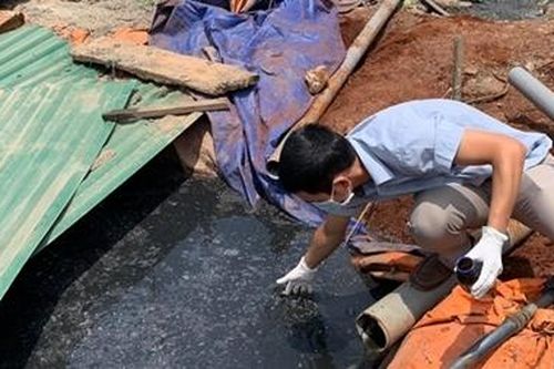 Bắt quả tang cơ sở kinh doanh bao bì xả thải ra môi trường