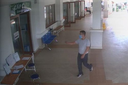 Người đàn ông không hợp tác khai báo y tế còn hành hung bảo vệ bệnh viện
