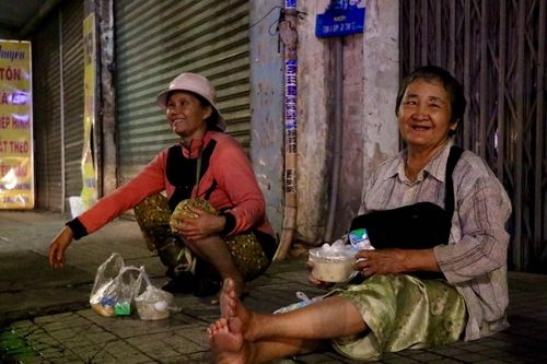TP.HCM bổ sung thêm gần 4 tỷ đồng hỗ trợ người bán vé số dạo