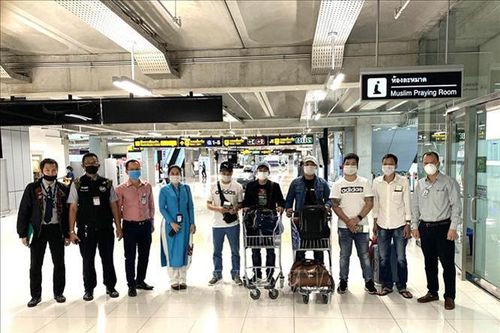 Đưa 7 công dân Việt Nam bị kẹt tại sân bay quốc tế Suvarnabhumi ở thủ đô Bangkok về nước