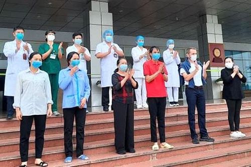 Nữ điều dưỡng Bệnh viện Bạch Mai, bệnh nhân 237 người Thụy Điển cùng được công bố khỏi bệnh