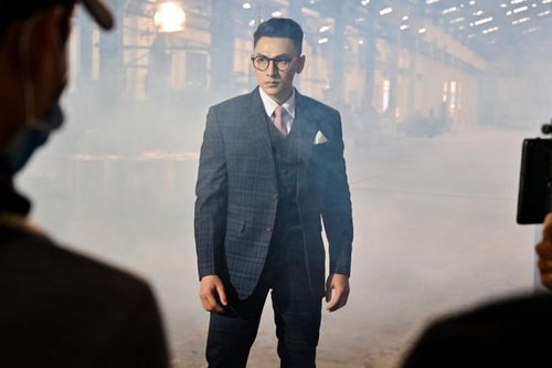 Dù diện vest hay áo ba lỗ, Isaac vẫn 'cool ngầu' và điển trai trong loạt ảnh hậu trường