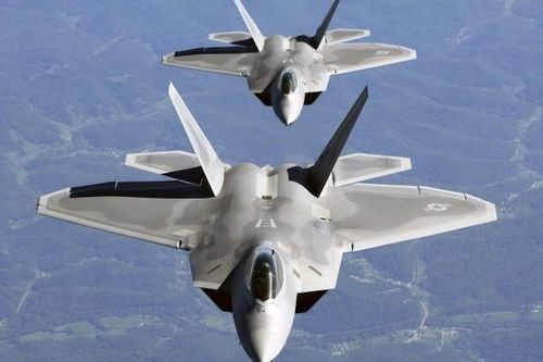 Tiêm kích F-22 Mỹ xuất kích chặn hai chiến đấu cơ Nga
