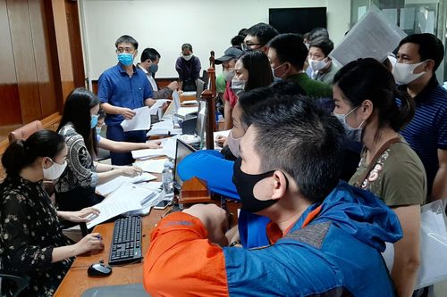 Hải Phòng dừng kiểm soát xe tải sau sự cố chen chúc xin giấy xác nhận