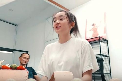 Kaity Nguyễn mặc giản dị trong tiệc sinh nhật