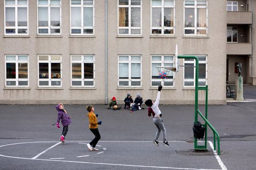 Iceland chống Covid-19 khác cả thế giới, trường học vẫn mở cửa