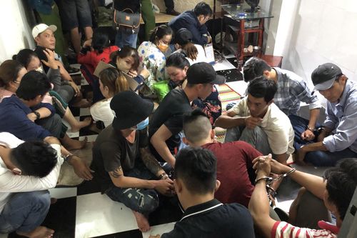 22 người đánh bạc lúc rạng sáng ở Cà Mau