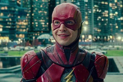 Công chúng đòi đuổi sao 'The Flash' sau clip ghi lại cảnh bóp cổ fan