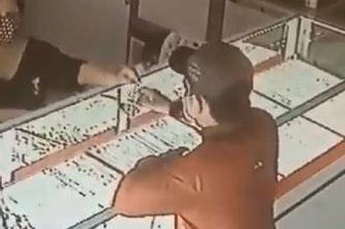 Nam thanh niên cướp 2 sợi dây chuyền trong tiệm vàng ở TP.HCM