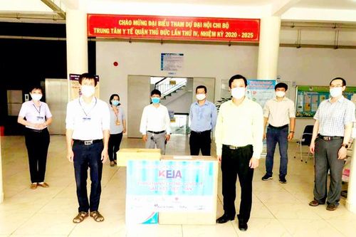 Hội Chuyên gia Trí thức Việt Nam - Hàn Quốc thăm hỏi, hỗ trợ y bác sĩ tại Trung tâm y tế quận Thủ Đức