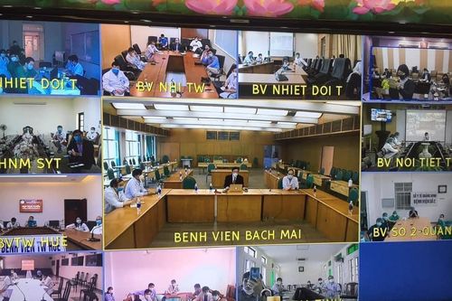 Các thầy thuốc căng sức cứu chữa những ca bệnh nặng