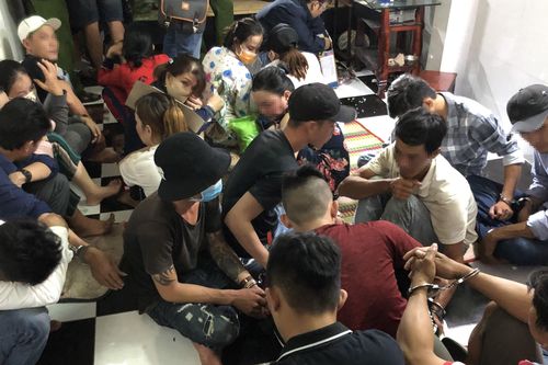 Bắt nhiều người tụ tập đánh bài ăn tiền trong cao điểm phòng chống dịch Covid-19
