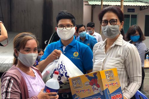 Trao quà người bán vé số, người khuyết tật