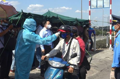 Đưa đi cách ly 2 người Trung Quốc có thân nhiệt cao khi qua chốt kiểm dịch