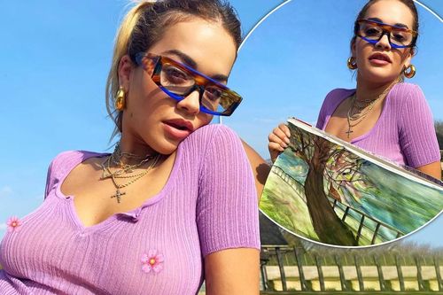 Rita Ora gợi cảm với áo mỏng tang, khoe tranh vẽ tại nhà