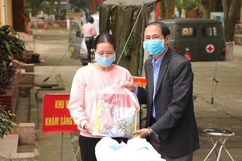Nghĩa tình đồng bào vượt khó, đẩy lùi COVID-19